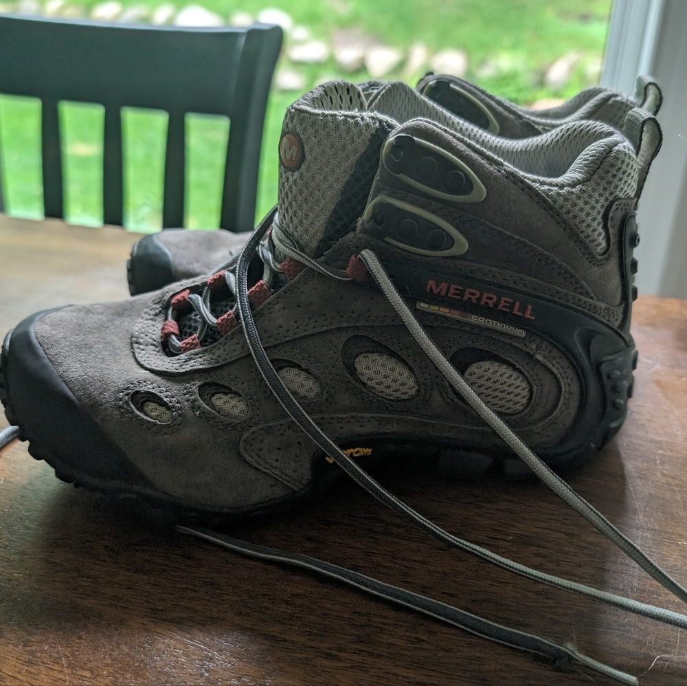Women's hiking boots